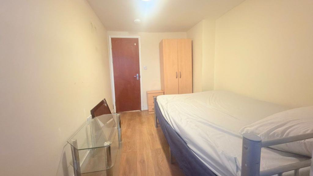 Property photo 1 of 6 Medium Size Bedroom Close To Ilford Town Center-£650 Pcm