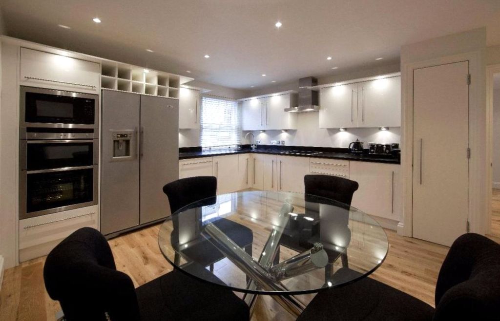 Property photo 2 of 6 Kitchen