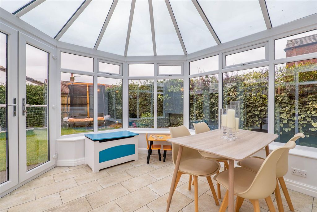 Property photo 3 of 19 Conservatory