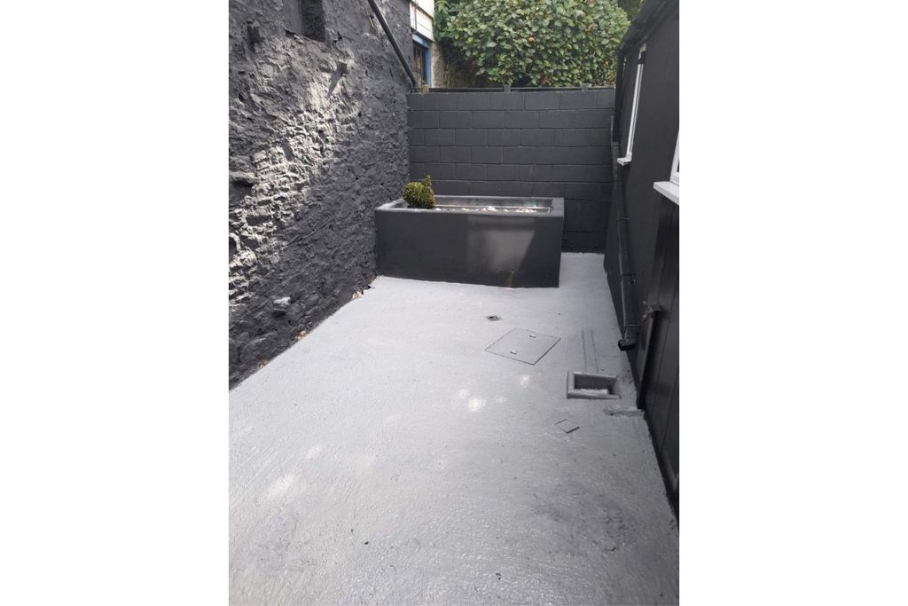 Property photo 2 of 12 Courtyard