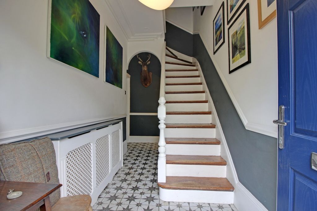 Property photo 3 of 38 Entrance Hall