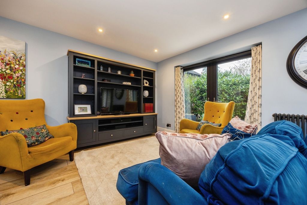 Property photo 3 of 18 Pbox-Img.Jpg