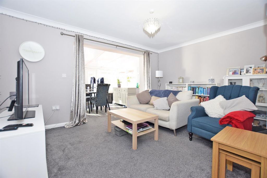 Property photo 3 of 11 Lounge