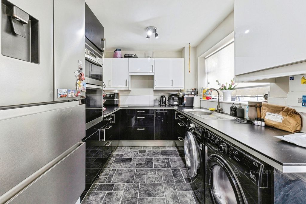 Property photo 2 of 8 Kitchen