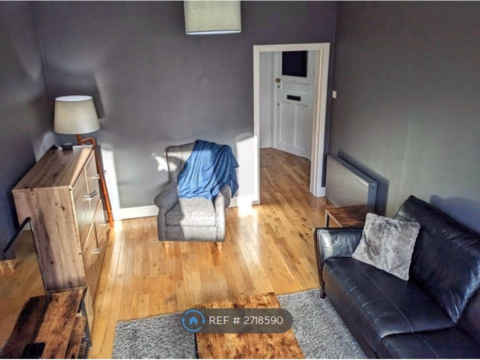 Property photo 2 of 16 Livingroom