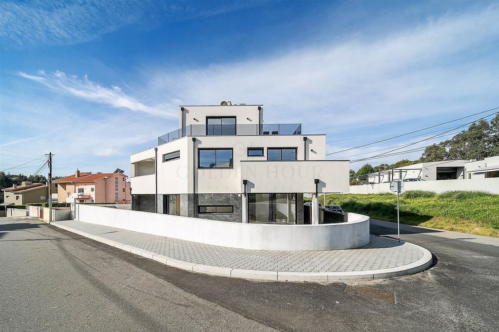 Property photo 1 of 48 Luxury 5-Bedroom Villa In Praia Da Madalena