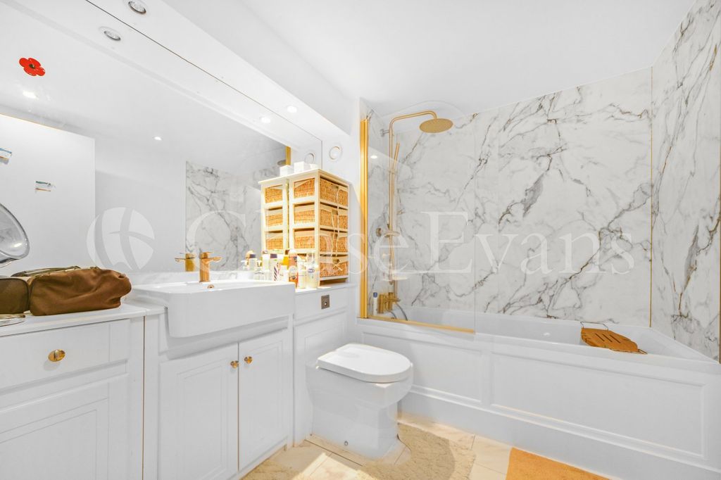 Property photo 2 of 17 Bathroom