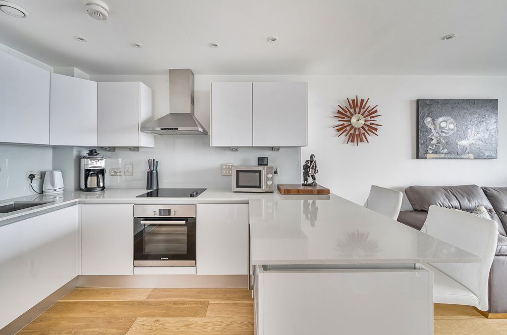 Property photo 3 of 15 1405077-10-697790...