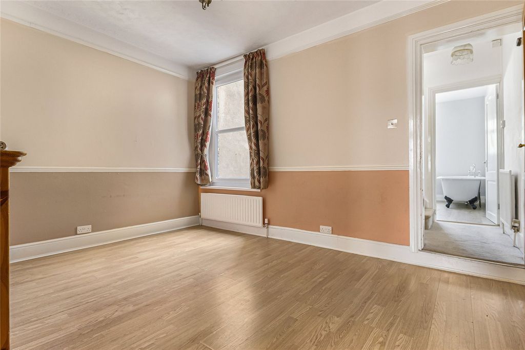 Property photo 3 of 28 Picture No. 05