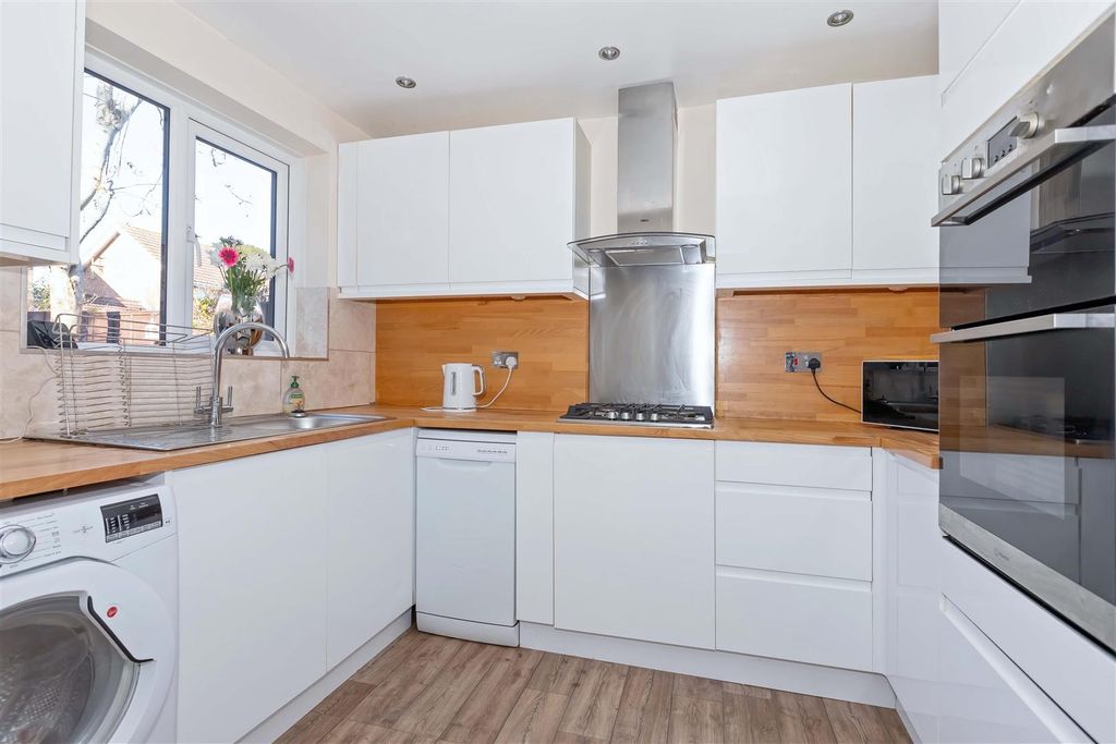 Property photo 2 of 15 Carisbrooke Drive_4.Jpg