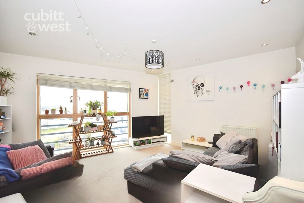 Property photo 2 of 11 Lounge