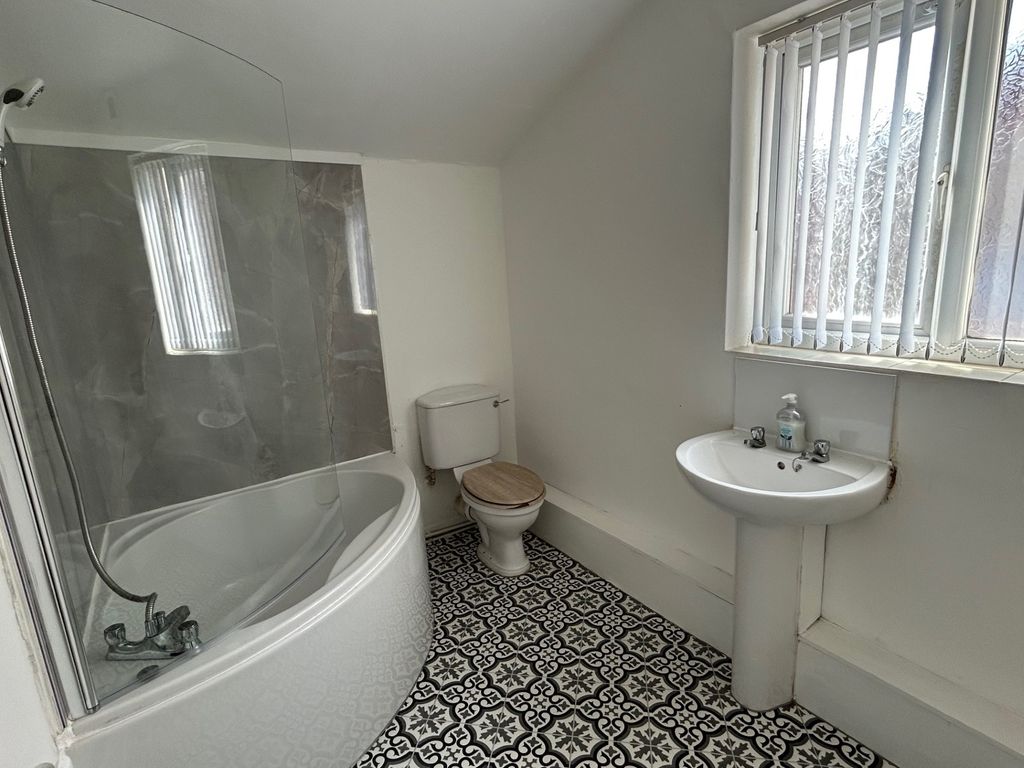 Property photo 2 of 15 Bathroom2