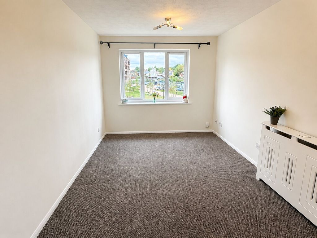 Property photo 3 of 11 Lounge