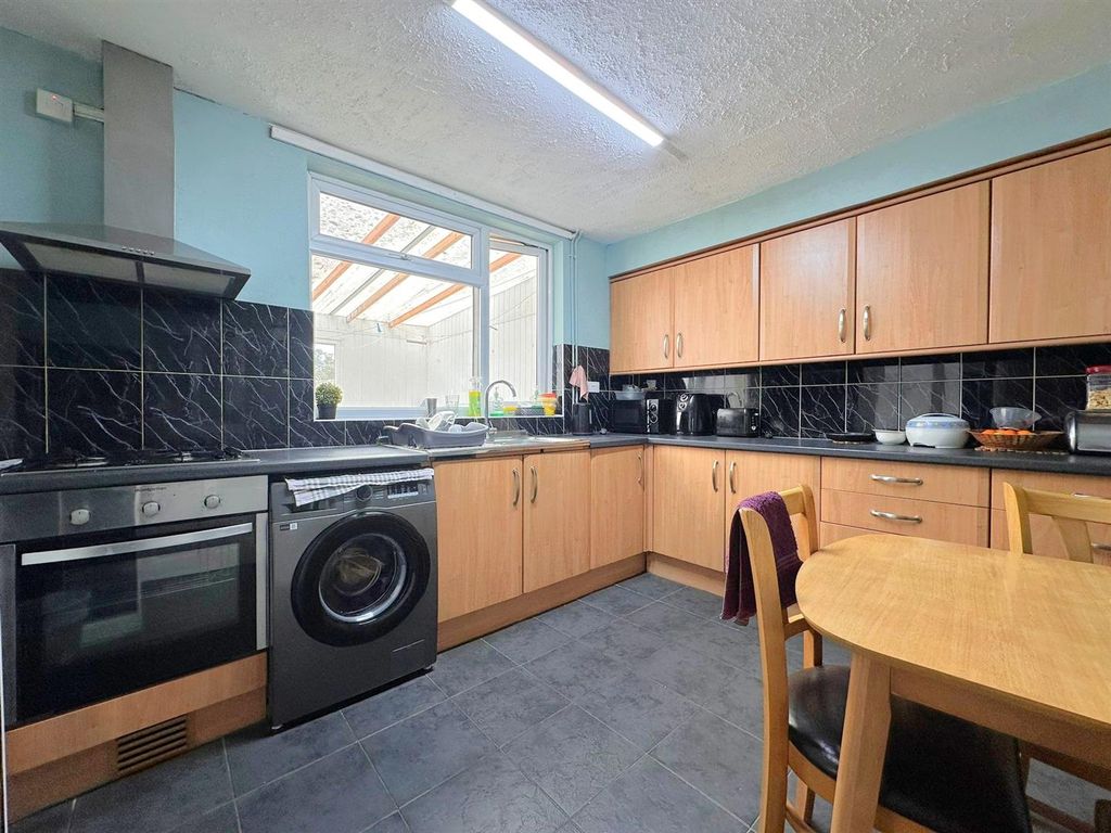Property photo 3 of 12 Kitchen