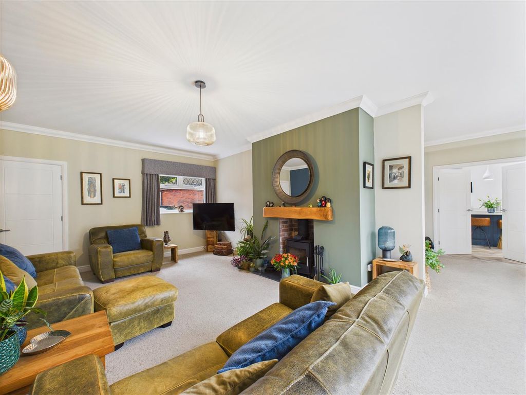 Property photo 2 of 32 Lounge