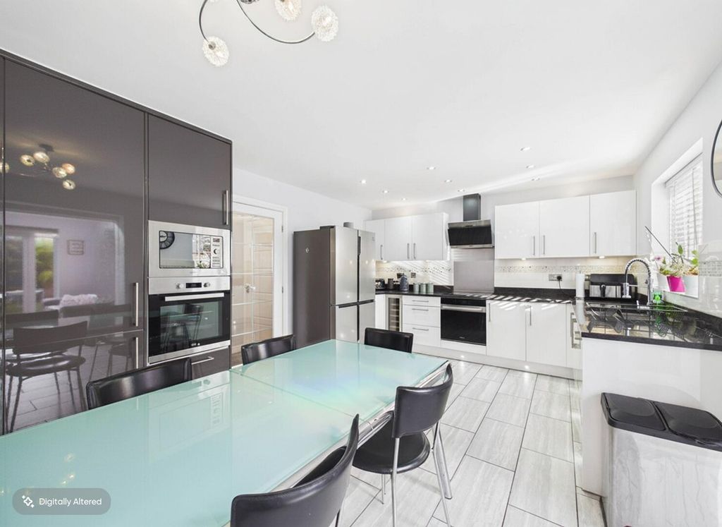 Property photo 3 of 18 Kitchen