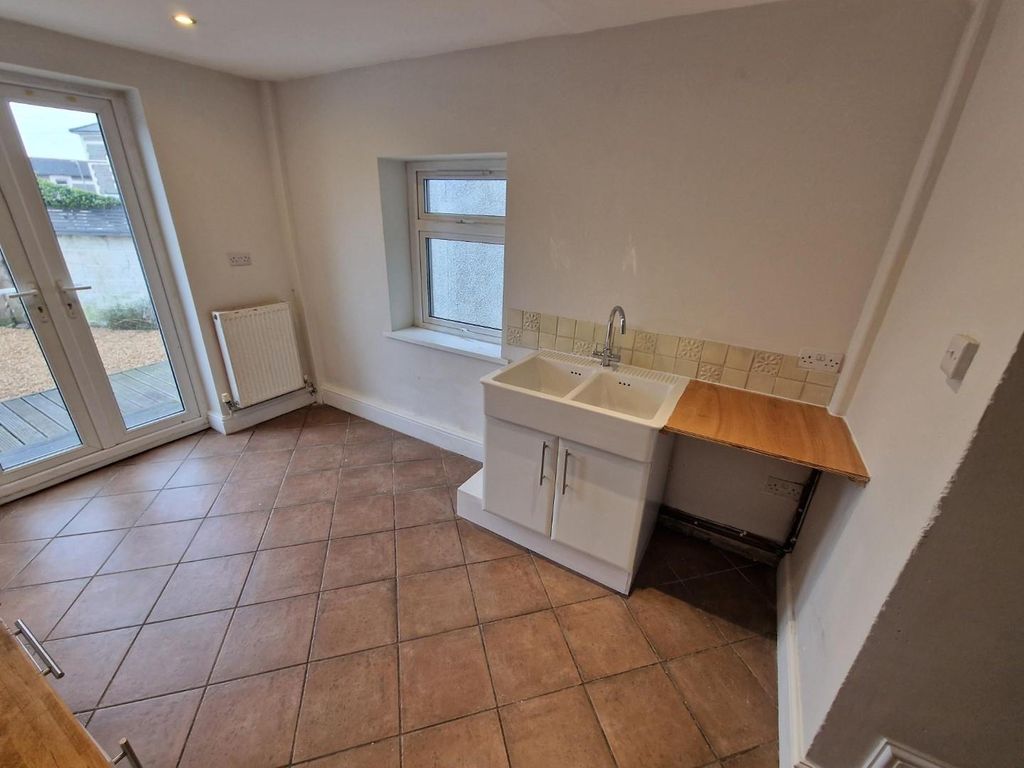 Property photo 3 of 10 Kitchen