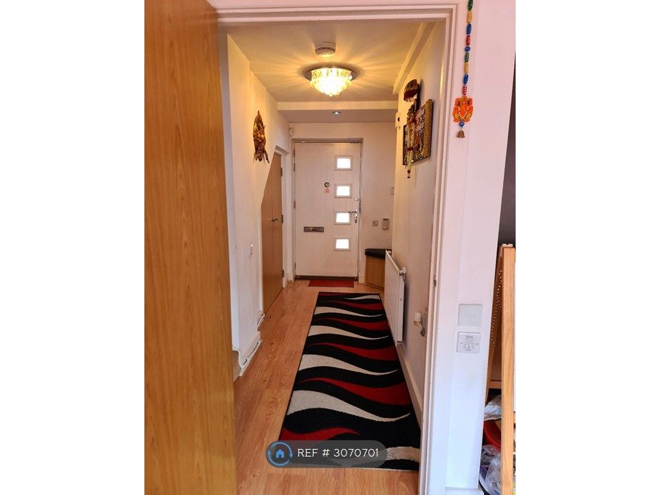 Property photo 2 of 16 Hall Way