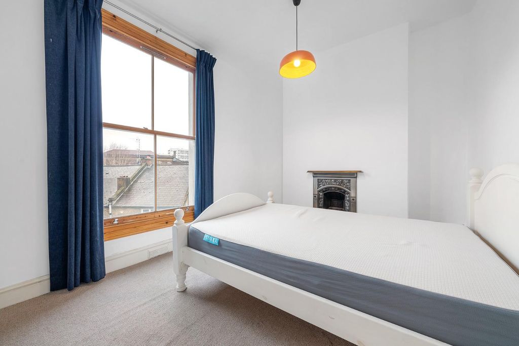 Property photo 3 of 10 Principal Bedroom (1).Jpg