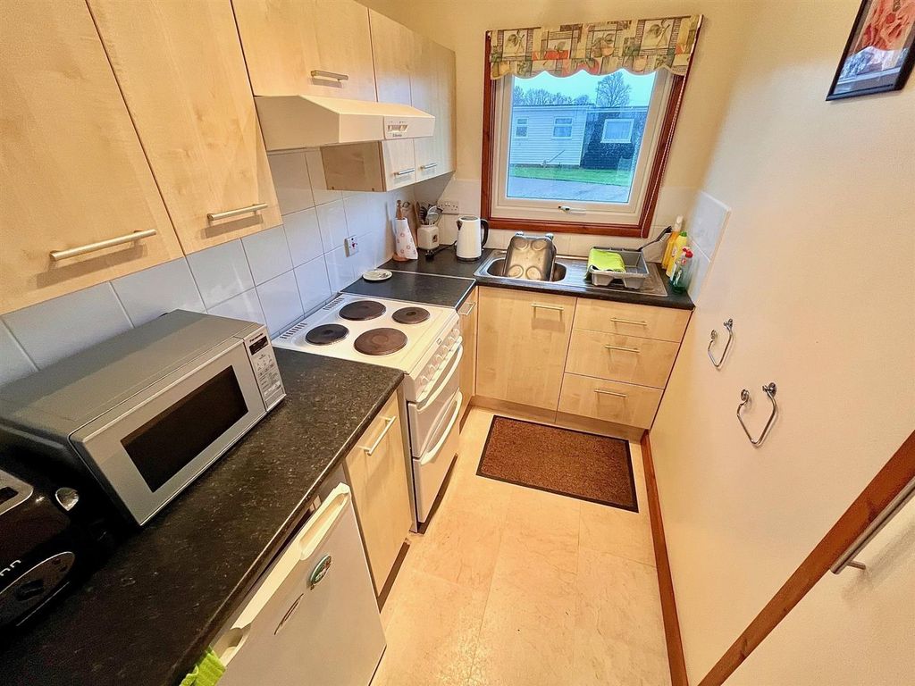 Property photo 3 of 8 Kitchenette