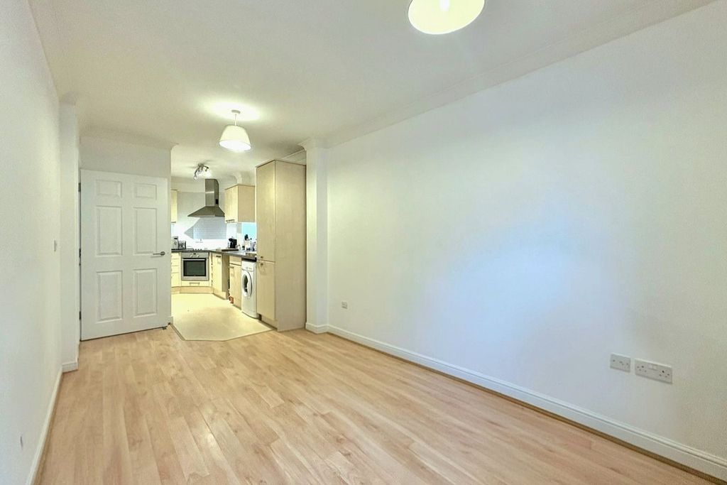 Property photo 3 of 8 Picture No. 11