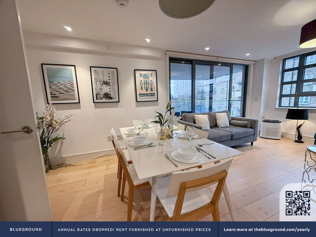 Property photo 3 of 21 Living Room