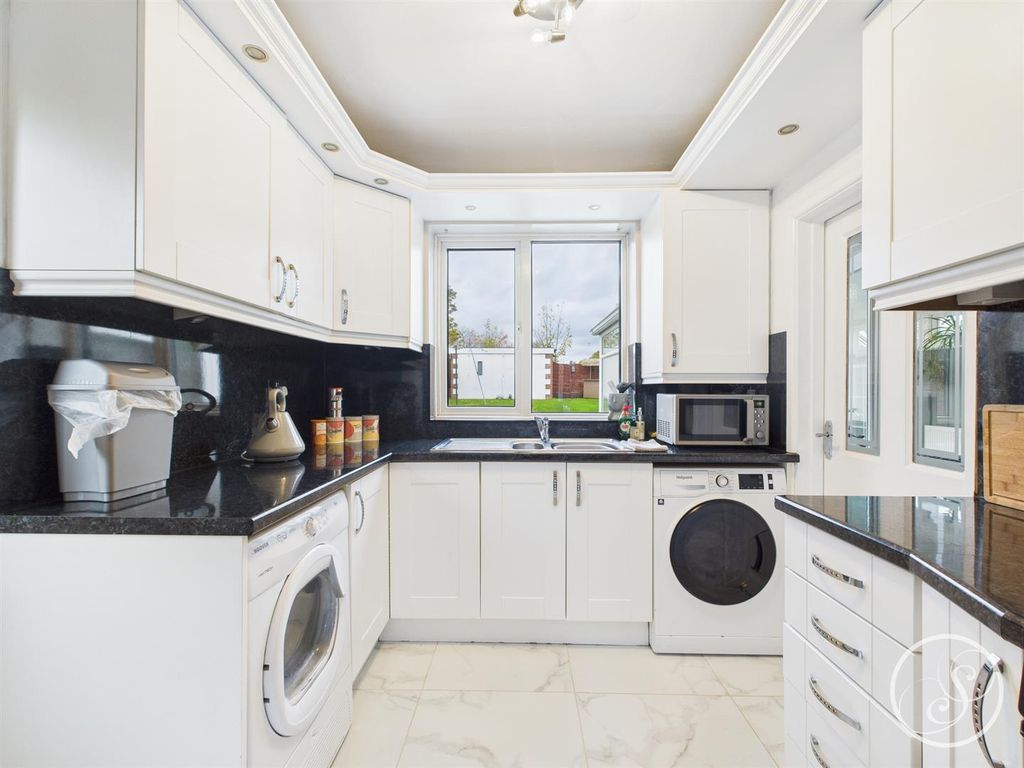 Property photo 2 of 18 Kitchen