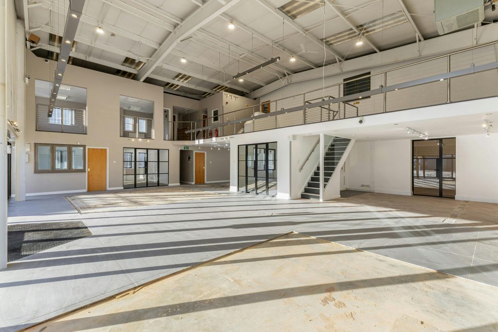 Property photo 2 of 40 101955_4-12-Kempson-Close-Gatehouse-Way (6).Jpg