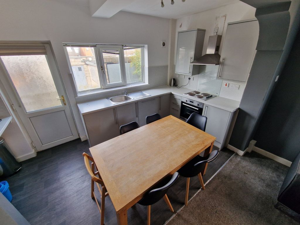 Property photo 3 of 12 Kitchen