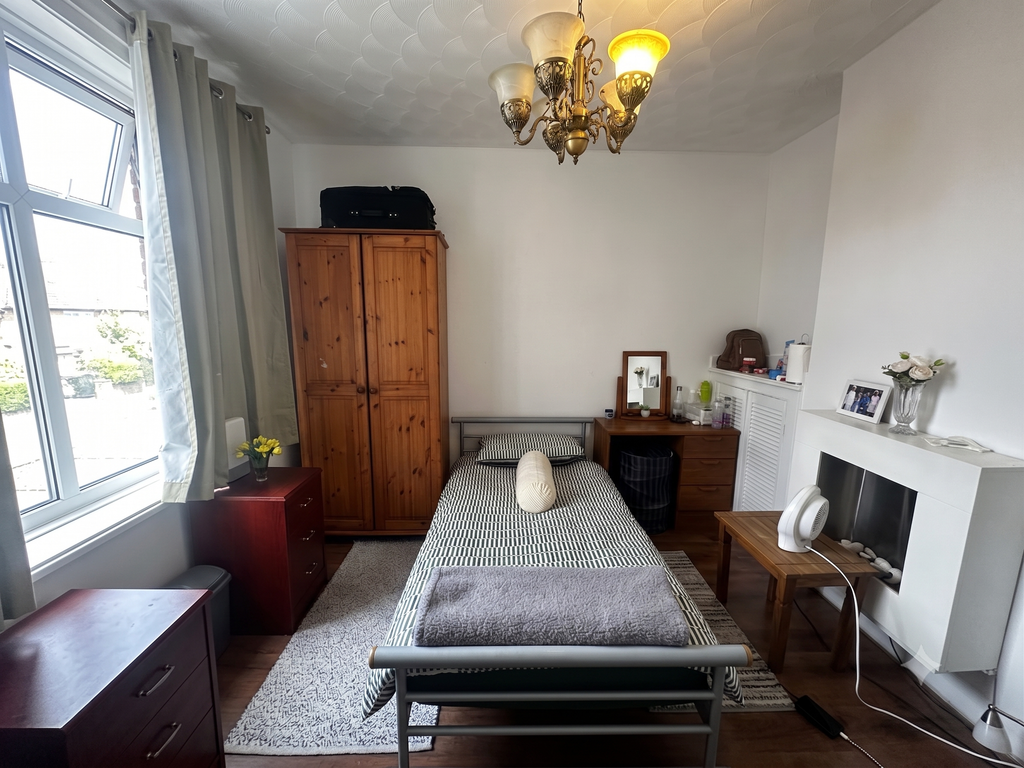 Property photo 2 of 16 Living Room Or Bedroom 4 (1)