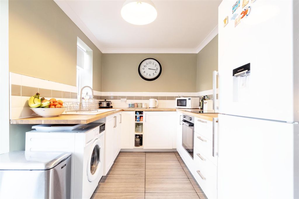 Property photo 3 of 8 Kitchen / Diner