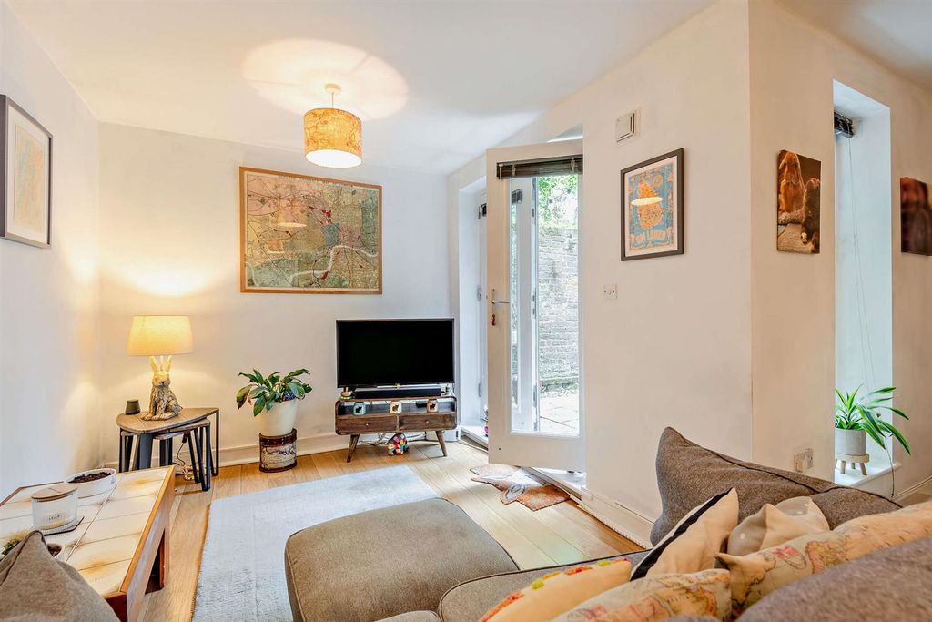Property photo 3 of 12 8697629-Interior06-800.Jpg