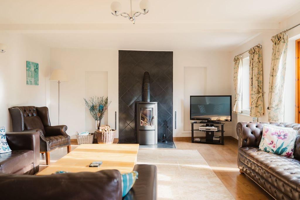 Property photo 2 of 25