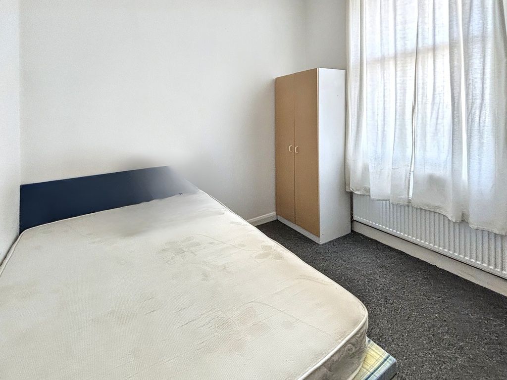 Property photo 3 of 4 Bright Bedroom With A Comfortable Double Bed...