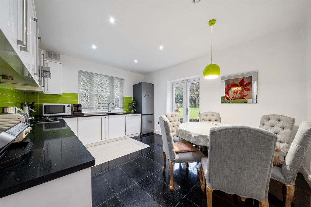 Property photo 2 of 11 Flat 3, 98 Maida Vale W9 1Ps-No Watermark-4.Jpg