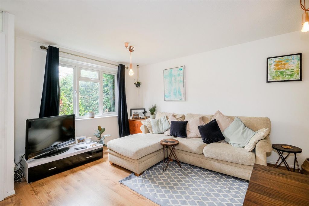 Property photo 3 of 17 Mapleton Road E4