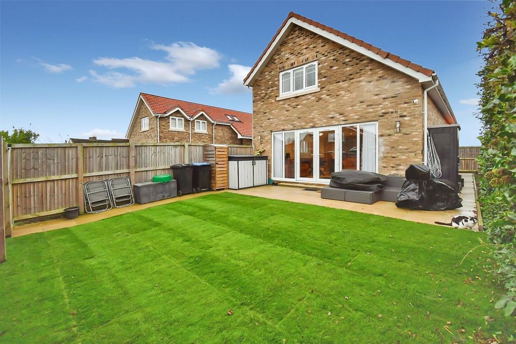 Property photo 1 of 16 Willow Close Ext.Jpg