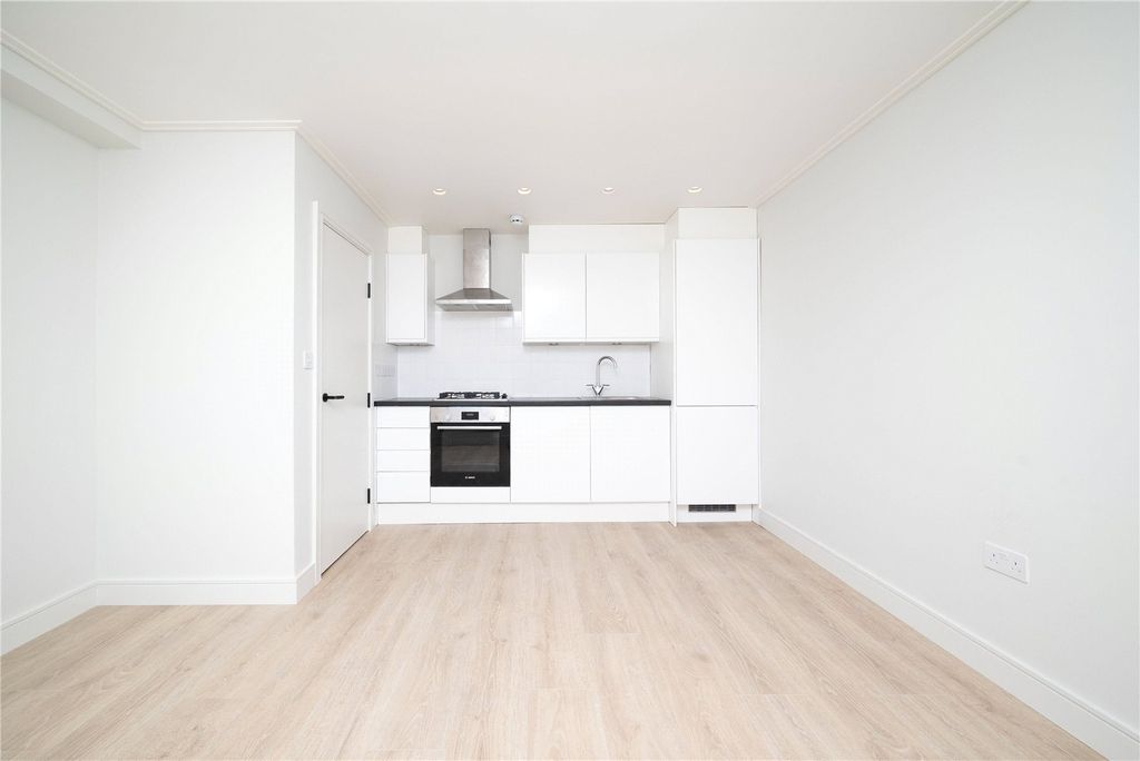 Property photo 2 of 9 Kitchen/Reception