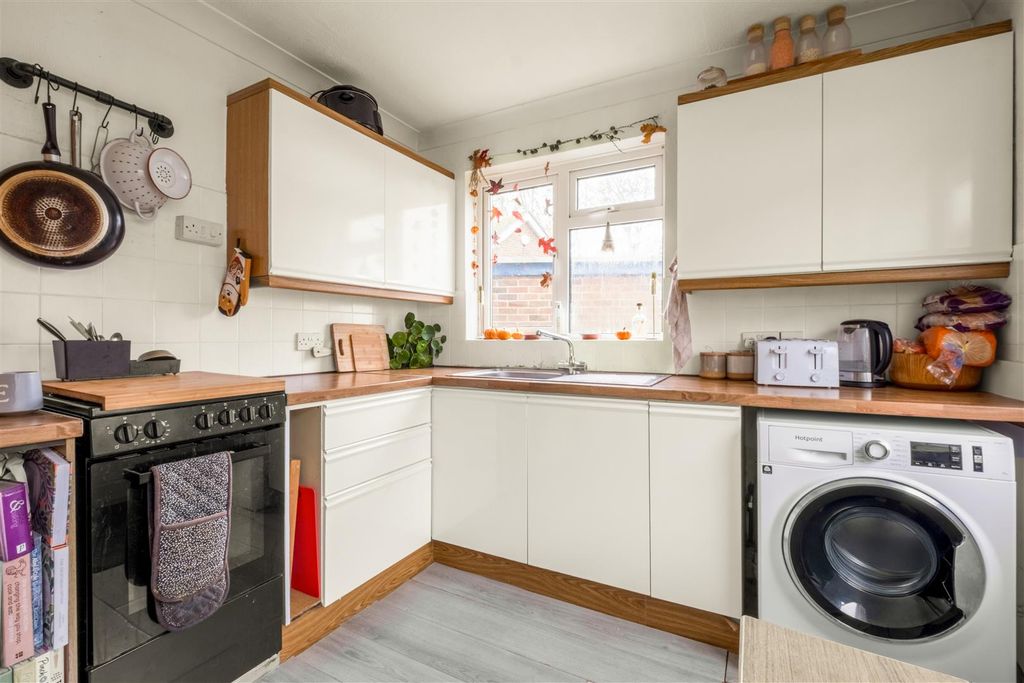 Property photo 3 of 19 9 Foredown Cl-4.Jpg