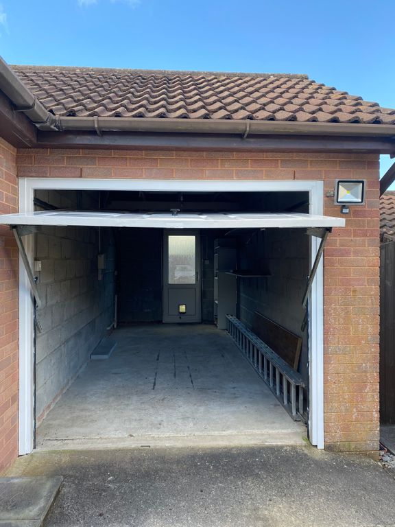 Property photo 3 of 11 Garage