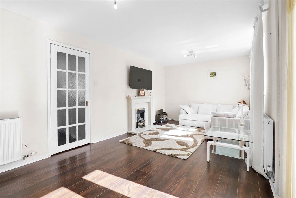 Property photo 3 of 16 24 Camp Hill Avenue - Living Room.Jpg