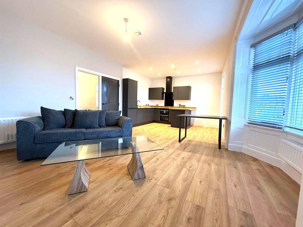 Property photo 2 of 8 Lounge.Jpg