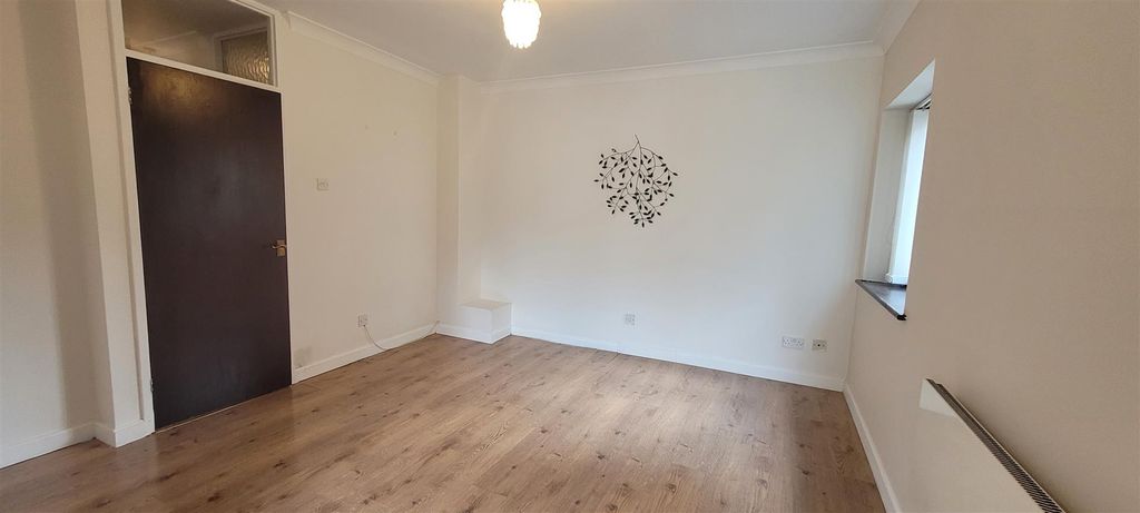 Property photo 3 of 8 6 Kipling Recp 2.Jpg