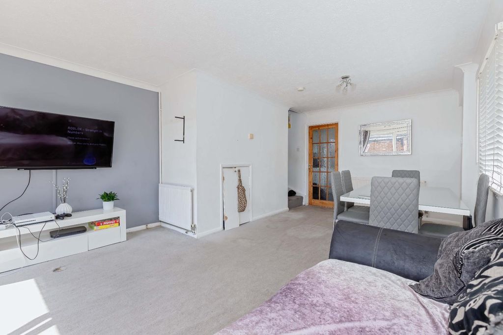 Property photo 3 of 16 Barnes Rd_11.Jpg