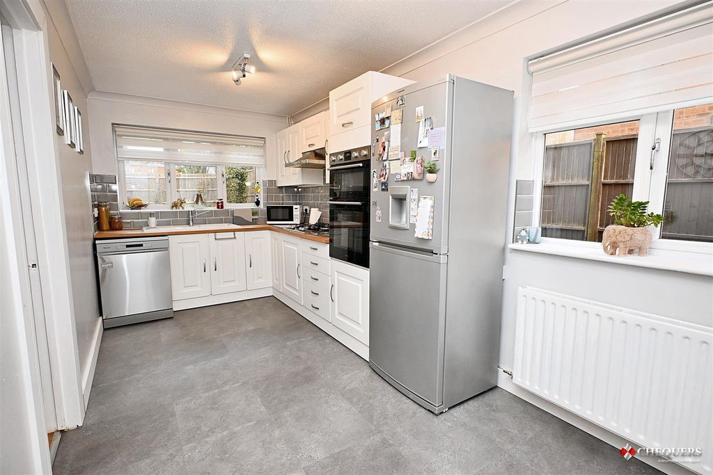Property photo 3 of 25 Kitchen / Breakfast Room
