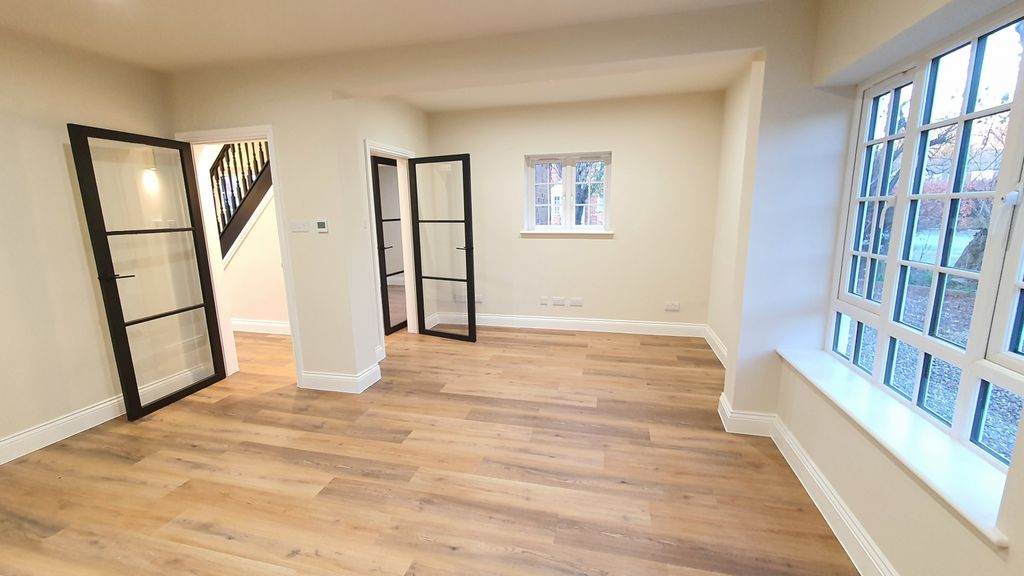 Property photo 3 of 26 Lounge