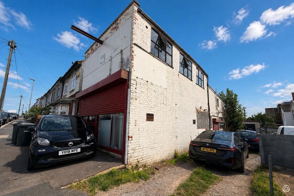 Property photo 2 of 6