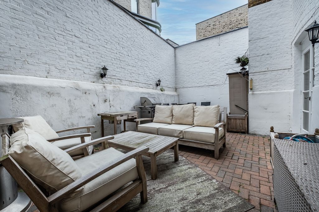 Property photo 2 of 17 Buckingham-Gate-12