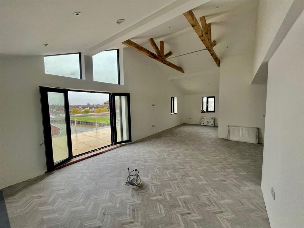 Property photo 3 of 9 Penthouse 3.Jpg