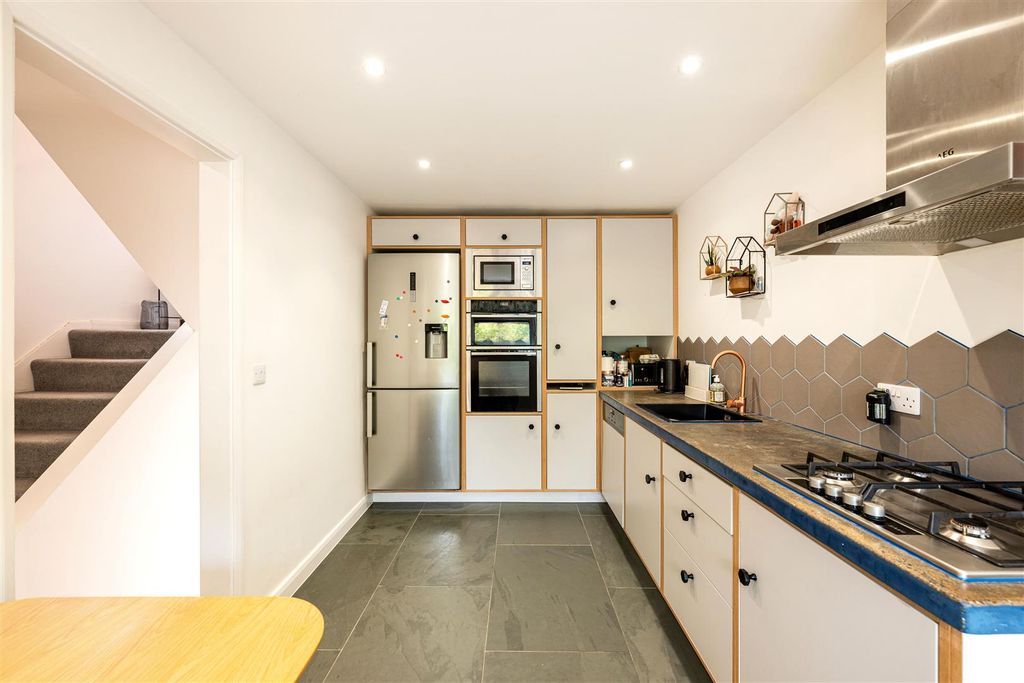 Property photo 3 of 15 Kitchen (2)